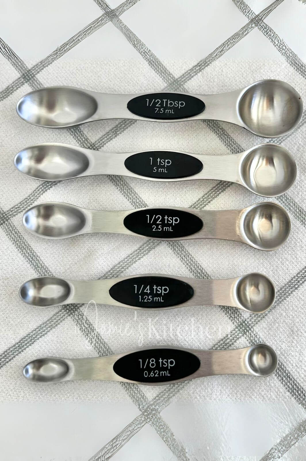 Measuring-Spoons-in-jamies-kitchen