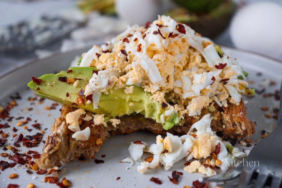 easy-avocado-recipes-avocado-toast-toppings-eggs-and-avocado-breakfast-avocado-toast-with-hard-boiled-egg-toast-recipes-healthy-breakfast-recipes-sourdough-toast-ideas-breakfast-recipes-with-bread-and-egg-in-jamies-kitchen