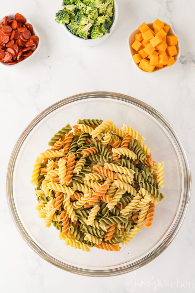 summer-salad-cold-pasta-salad-with-italian-dressing-salad-for-party-salad-for-a-crowd-salad-for-potluck-ideas-for-work-picnic-pasta-salad-recipe-for-easter-in-jamies-kitchen