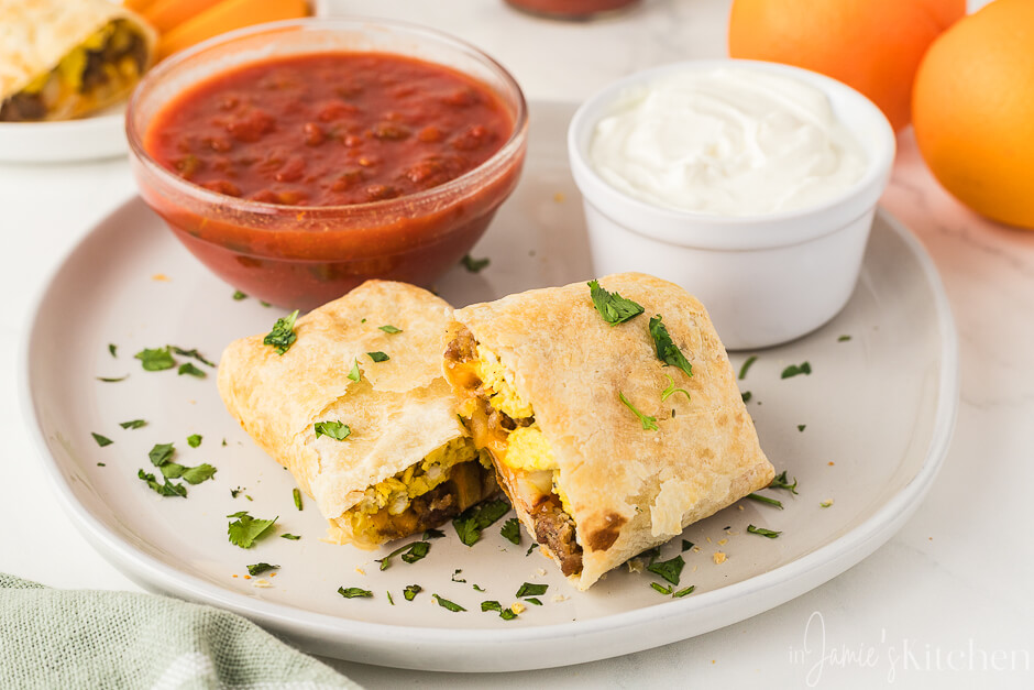 freezer-meals-freezer-breakfast-burritos-breakfast-burritos-recipe-freezer-breakfast-sandwiches-easy-breakfast-burrito-tortilla-breakfast-wrap-in-jamies-kitchen
