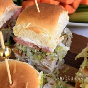 crispy-chicken-sliders-chicken sandwich-sliders-in-jamies-kitchen